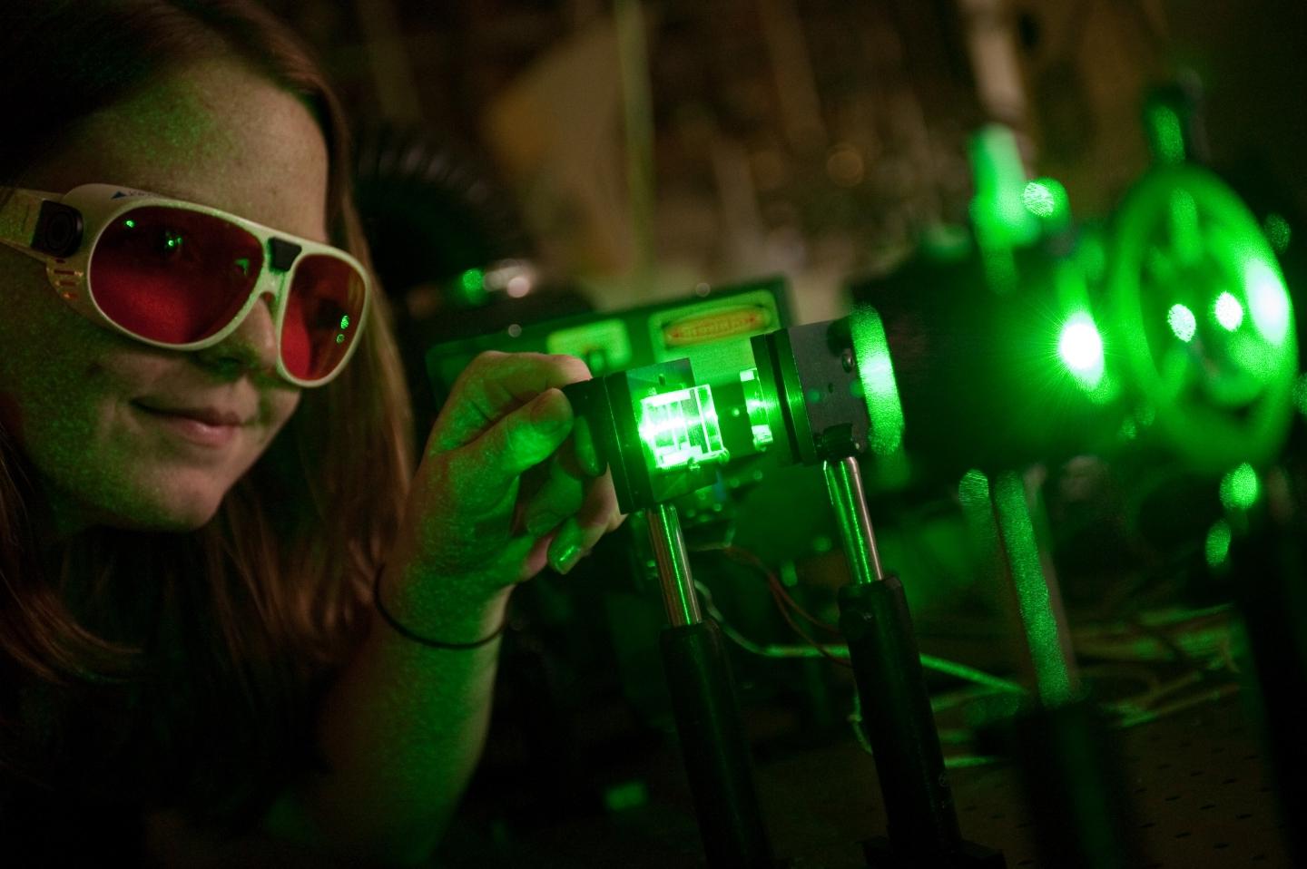 学生用绿色激光照射镜子